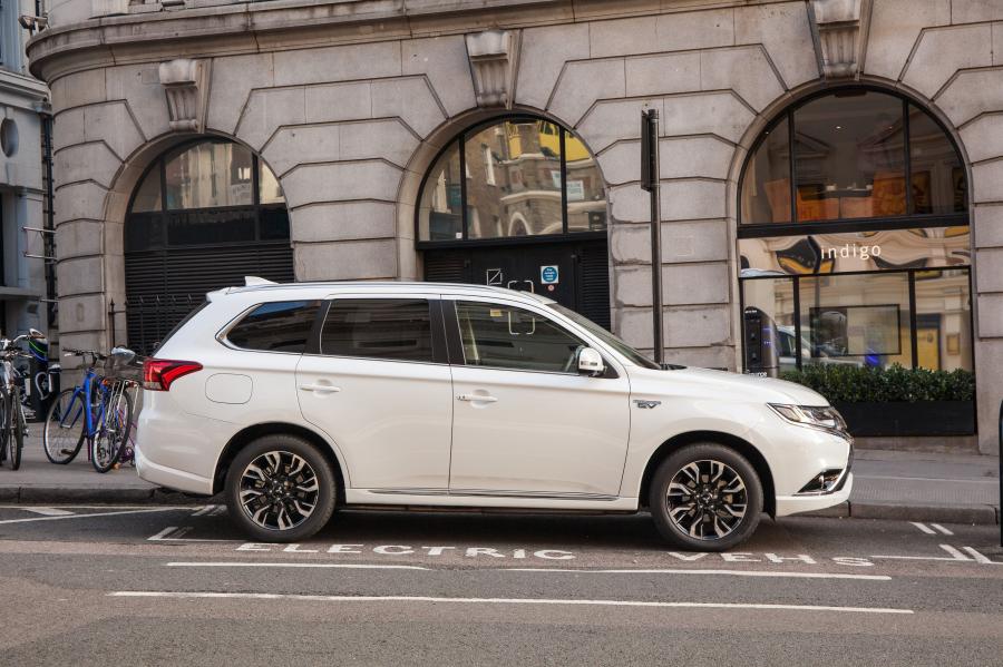  Mitsubishi Outlander PHEV 2015 года  (UK) (фото 12 из 31)